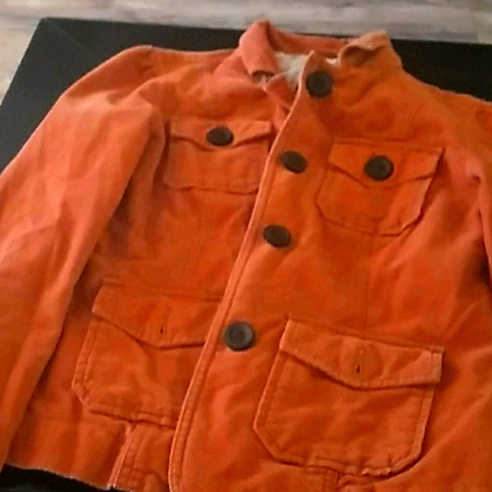 Gap jacket .. listed as 6 so I would say small.